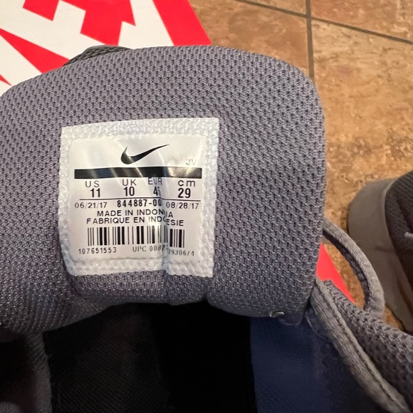 Nike Men’s Breathable and Comfortable Lightweight Cushioning Sneakers - Picture 6 of 6